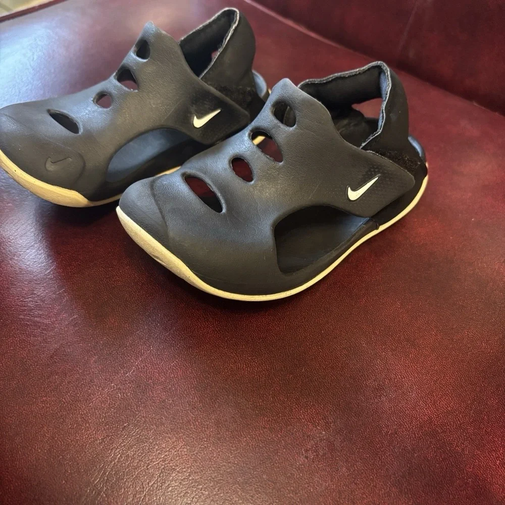 Nike Childs Slip On Croc Style Shoes Strap Closure Size 9 Child Black Play Comfy